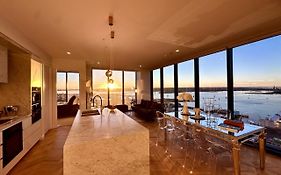 High-Rise Luxury Stay With Harbour Views At 51 Albert Street